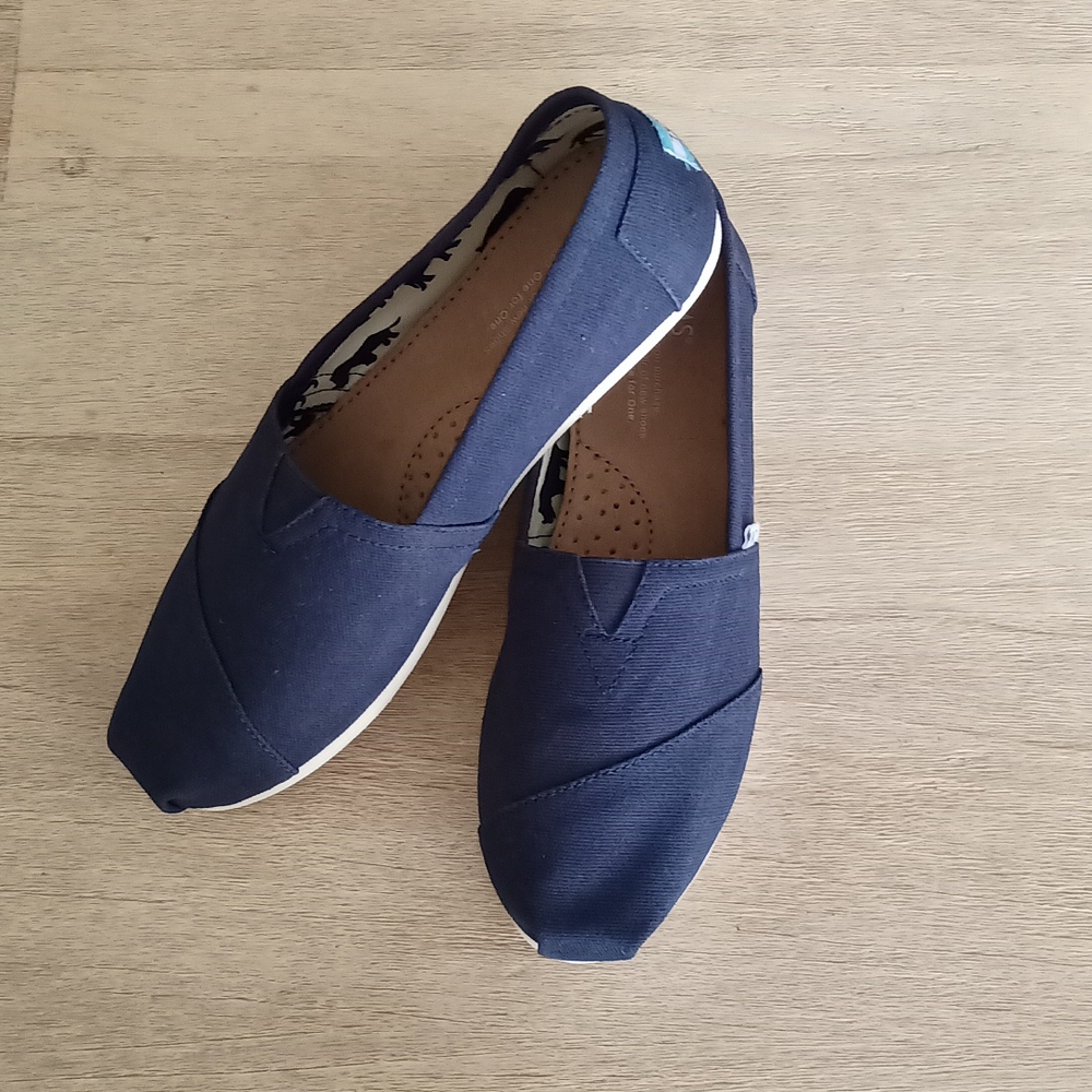 Tom's classic Navy canvas shoes